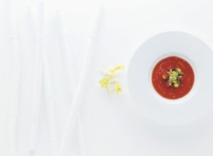 Gaspacho tomato/pastèque et basilic, céleris à croquer