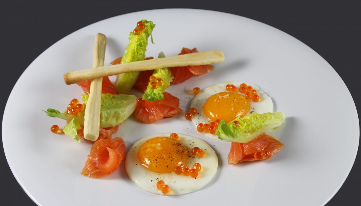 Recette d'Oeuf au plat, saumon sauvage, oeufs de saumon par Alain Ducasse -  Académie du Goût