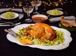 Poularde fermière rôtie, bisque de homard, salade de chou et pommes sautées